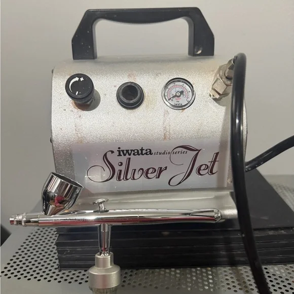 Iwata Silver Jet Airbrush Compressor + Iwata Airbrush Gun - Picture 4 of 7